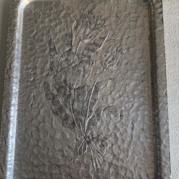 Vintage Rodney Kent Hammered Aluminum Tulip Tray with Serving Handles - Picture 2 of 8